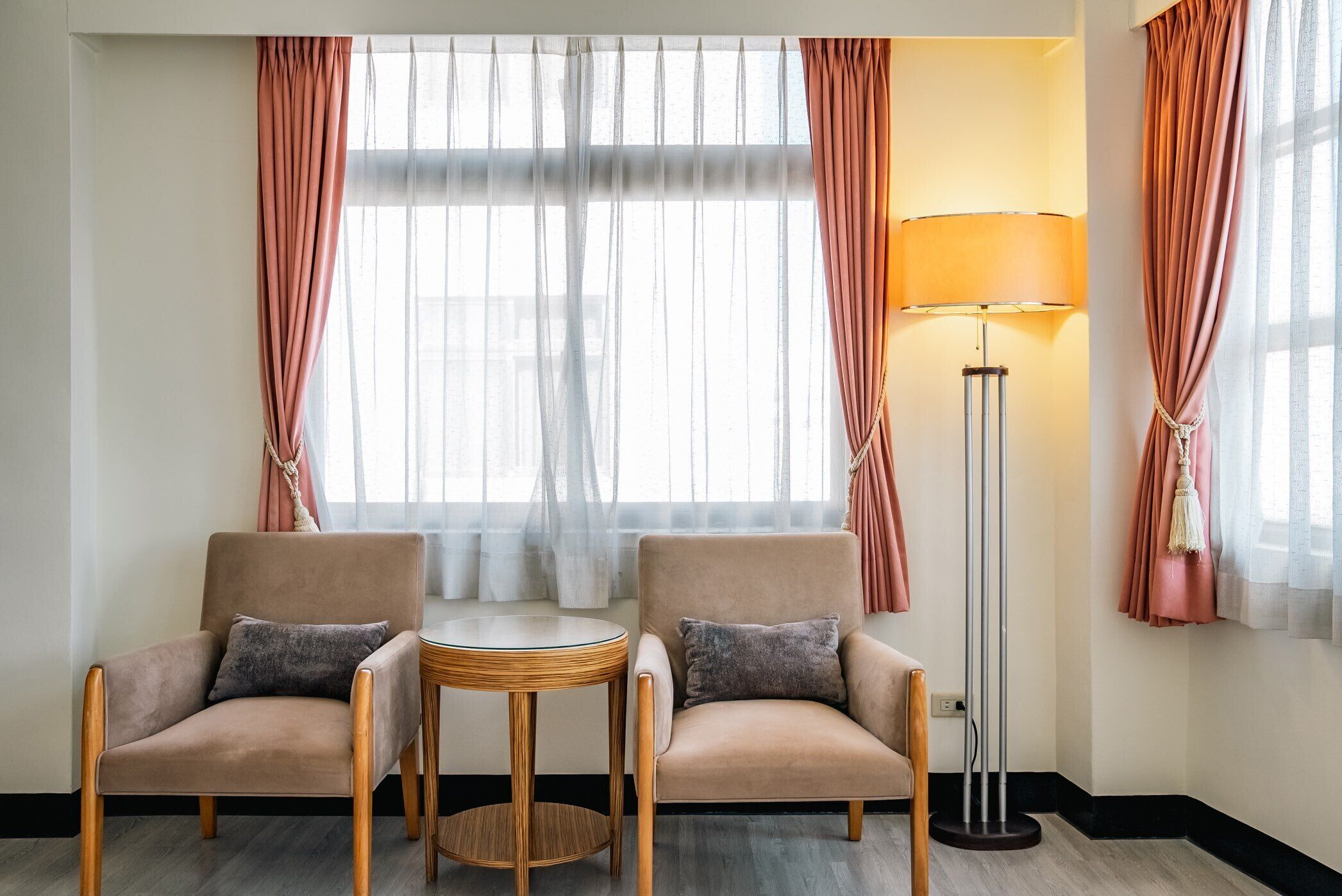 standard quadruple room, 1 bedroom, bathtub | living area | tv