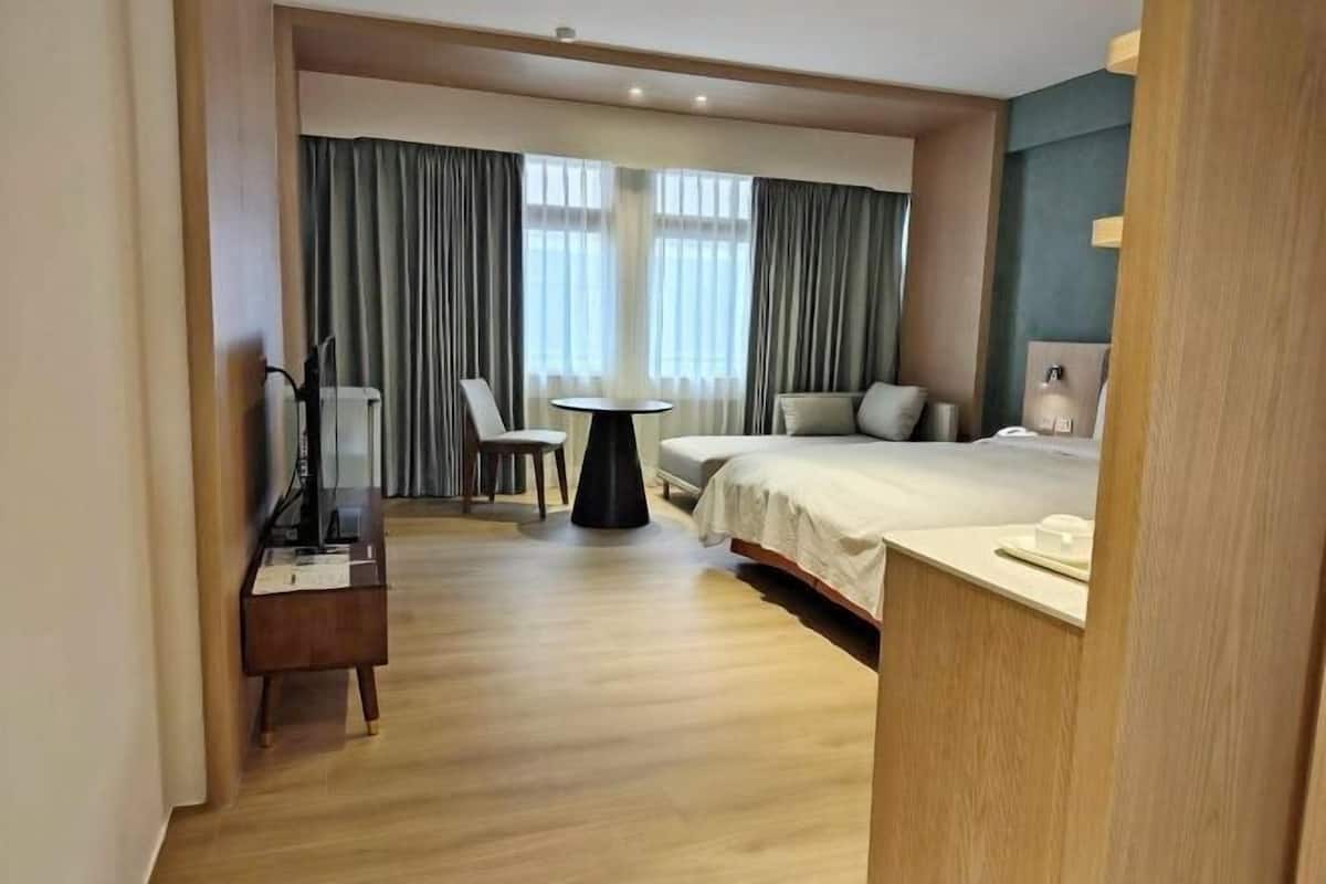 1 quarto, escrivaninha, cortinas blackout, quartos à prova de som