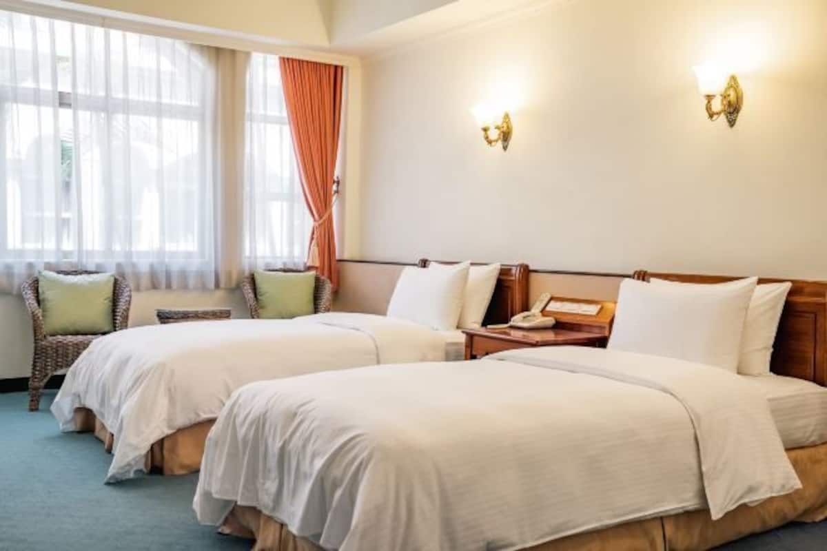 1 bedroom, desk, blackout drapes, soundproofing