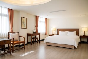 East Coast Garden Six-person Suite | Area keluarga | TV