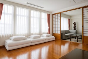 East Coast Garden Six-person Suite | 1 bedroom, desk, blackout drapes, soundproofing