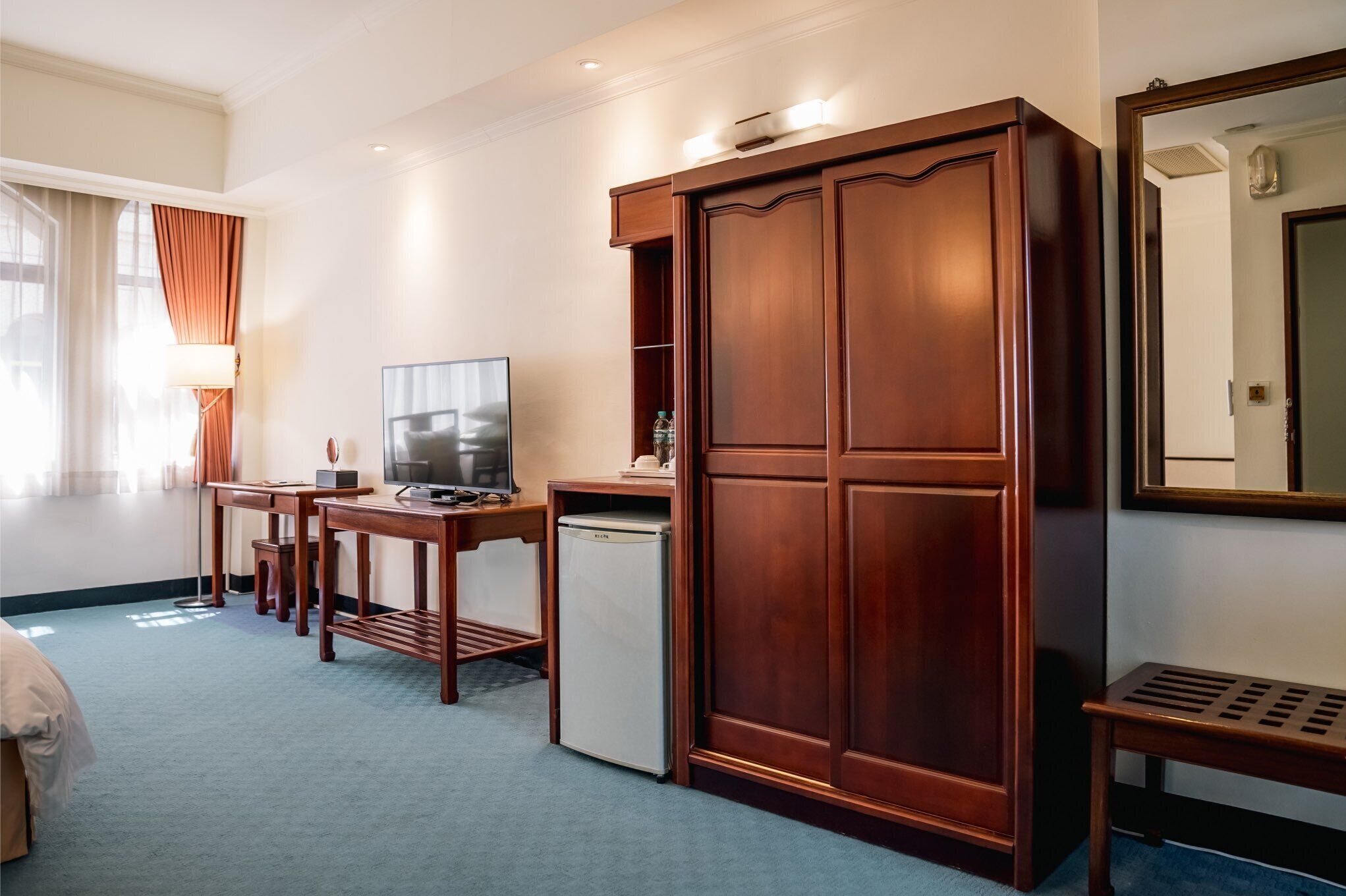 deluxe double room | wardrobe