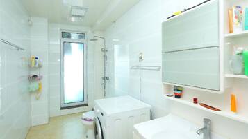 Căn hộ, 3 phòng ngủ, quang cảnh biển | Phòng tắm | Buồng tắm vòi sen, đồ dùng nhà tắm miễn phí, máy sấy tóc