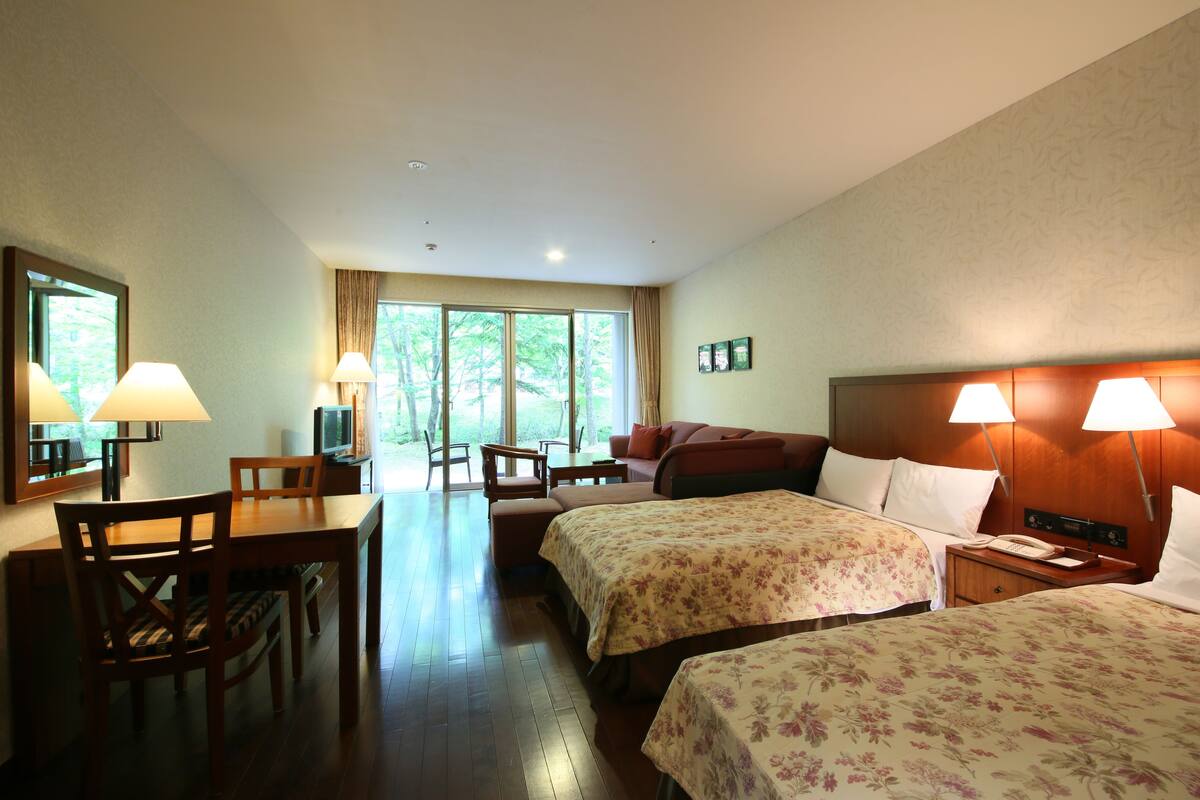 Standard Room, Non Smoking (NANH8) | Gebar bulu kapas, peti besi dalam bilik, meja 