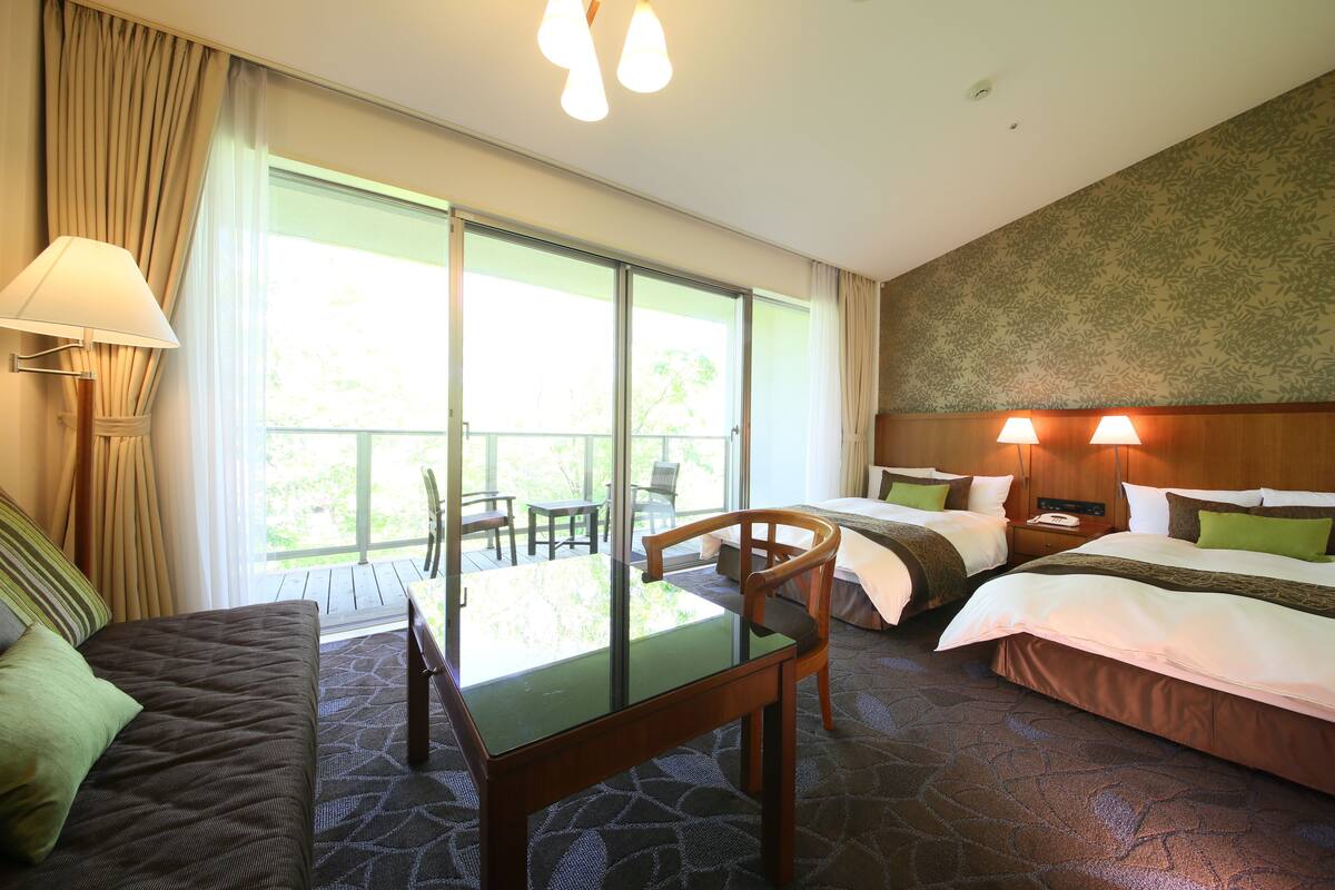 Twin Room, Non Smoking (31m2, NDNH6) | Gebar bulu kapas, peti besi dalam bilik, meja 