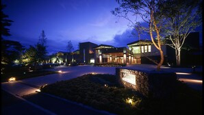 Bagian depan properti - sore/malam