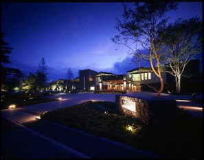 Fachada de la propiedad por la tarde o noche