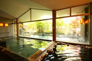 Una piscina techada, una piscina natural