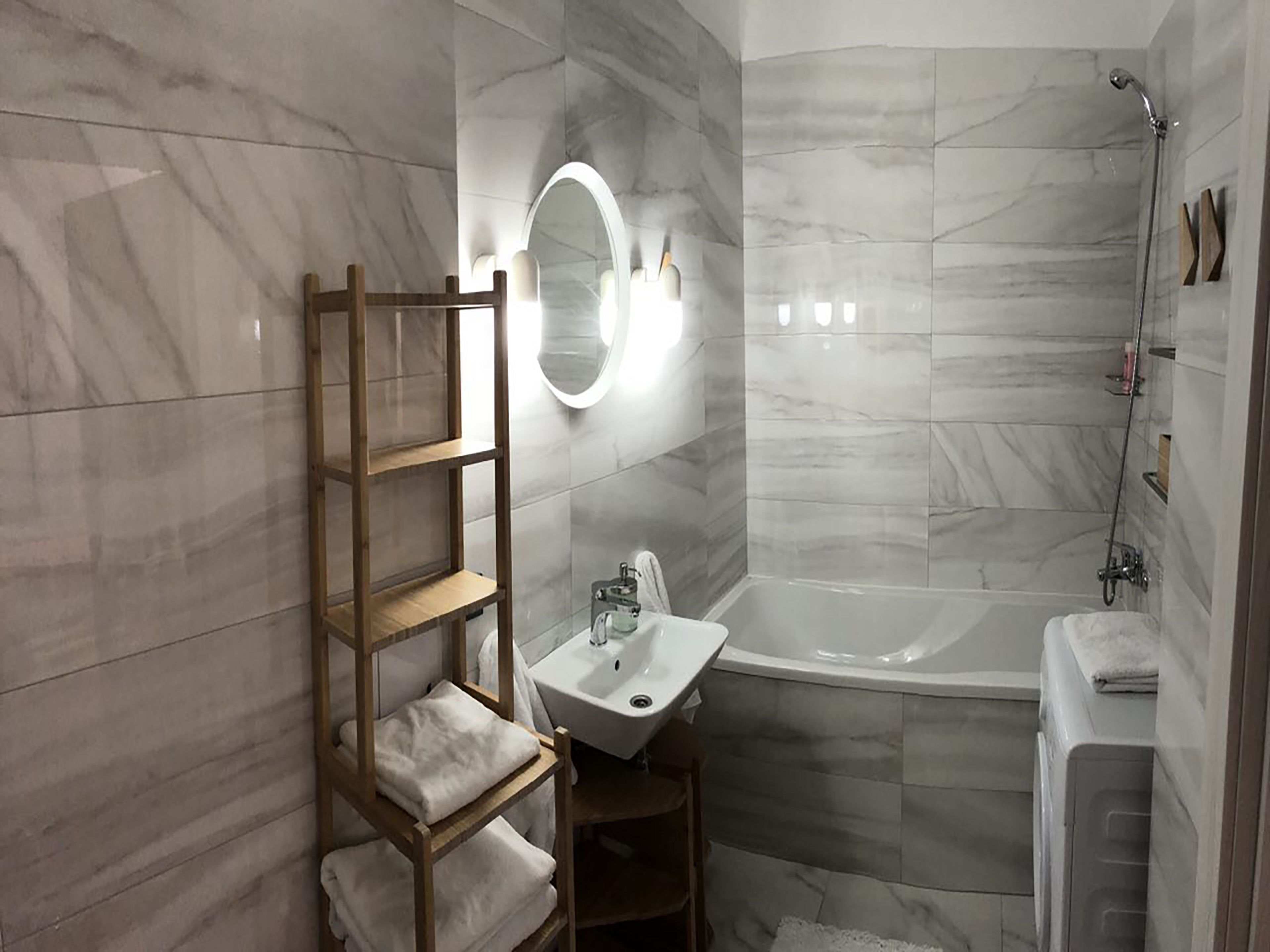 Departamento exclusivo, 1 cama Queen size y sofá cama, para fumadores | Baño | Regadera, amenidades de baño gratuitas, secadora de cabello, batas 