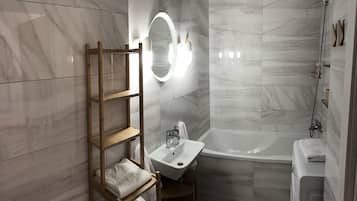 Departamento exclusivo, 1 cama Queen size y sofá cama, para fumadores | Baño | Regadera, amenidades de baño gratuitas, secadora de cabello, batas