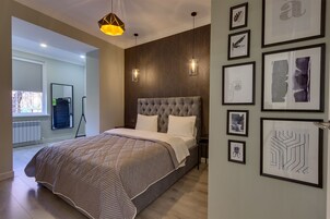 特级公寓, 1 张大床和 1 张沙发床, 庭院景观, 一层 | 高档床上用品、特色装修、特色家居、办公桌