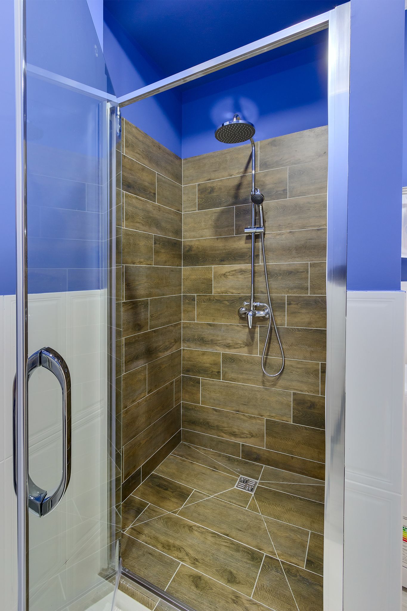 grand apartment, 1 queen bed with sofa bed, courtyard view, ground floor | bathroom shower