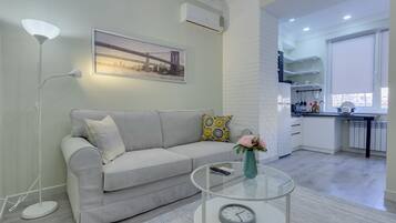 Apartemen Grand, 1 Tempat Tidur Queen dengan tempat tidur Sofa, lantai dasar | Ruang keluarga | Smart TV, Netflix, film berbayar, dan layanan streaming