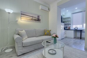 Grand-lejlighed - 1 queensize-seng med sovesofa - stueetage | Stue | Smart-tv, Netflix, betalingsfilm, streamingtjenester