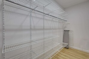 Grand appartement, 1 queensize bed met slaapbank, uitzicht op park, op benedenverdieping | Garderobe