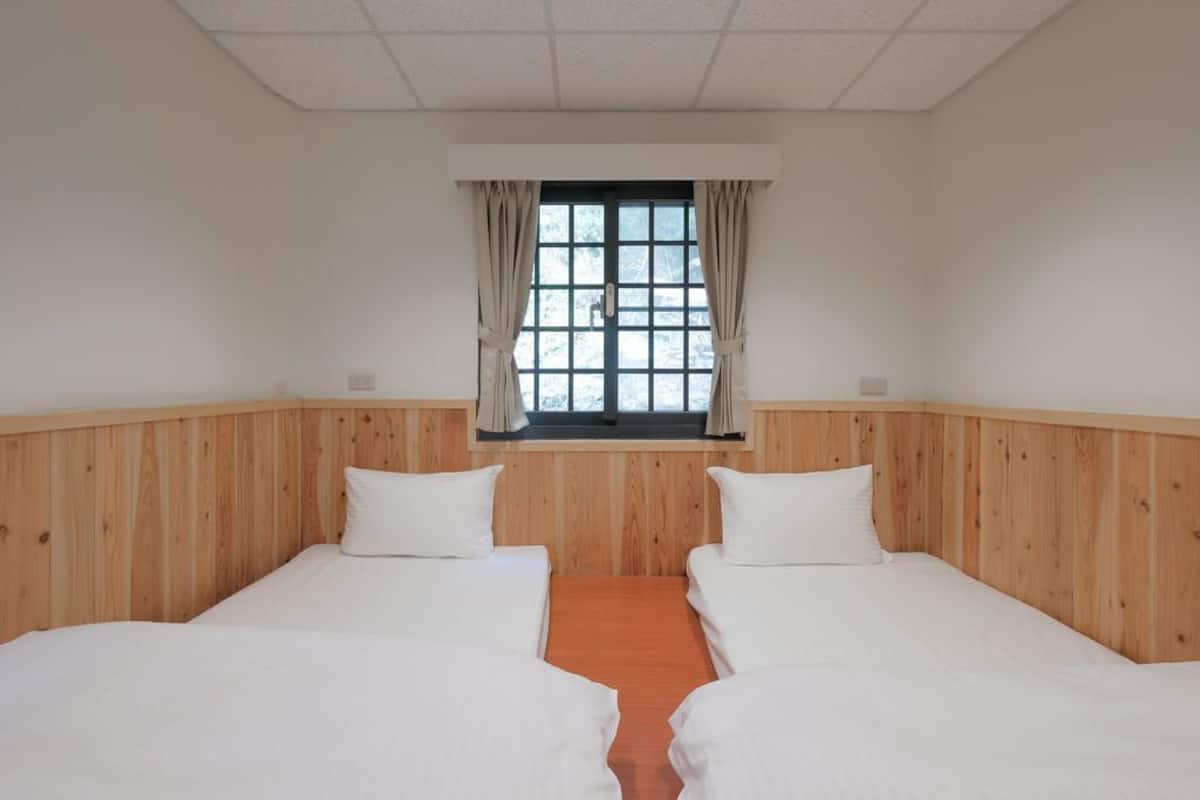 Double Room, 2 Single Beds, Shared Bathroom