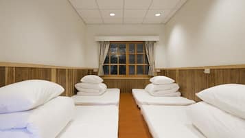 Chambre Quadruple, plusieurs lits, salle de bains commune | Vue de la chambre