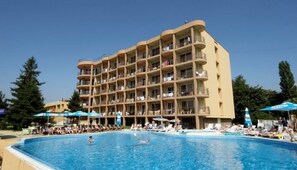 Indoor pool, outdoor pool, pool umbrellas, sun loungers - Bona Vita Hotel - All Inclusive (Varna)