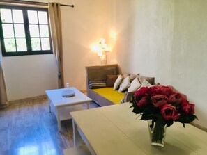 Comfort Duplex, 2 Bedrooms (Gite) | Individually decorated, individually furnished, desk, blackout curtains - La Vieille Demeure (Torreilles)