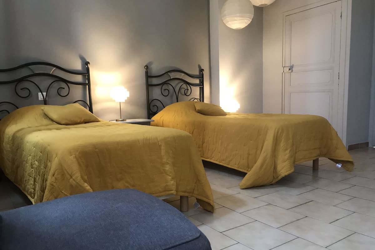 Klassieke Twin kamer, 2 eenpersoonsbedden (Pamplemousse) | 1 slaapkamer, individueel gedecoreerd, individueel gemeubileerd