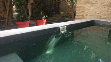 Piscine extérieure (ouverte en saison), parasols de plage