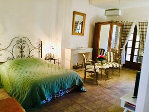 Superior Suite, 1 Queen Bed, Terrace (Chemin de Ronde) | Individually decorated, individually furnished, desk, blackout curtains - La Vieille Demeure (Torreilles)