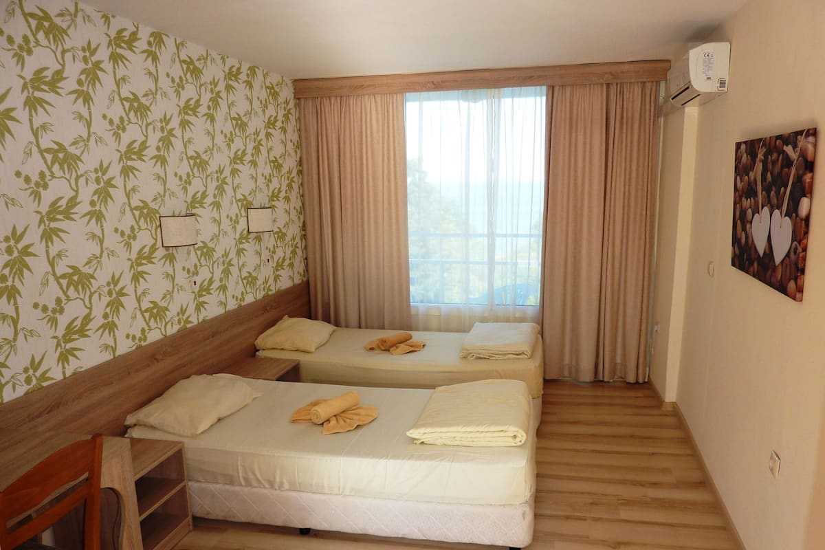 Apartamento, 1 quarto, sacada | Escrivaninha