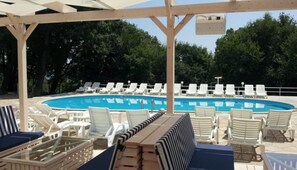 Outdoor pool, pool umbrellas, sun loungers - Hotel Zarya- All Inclusive Light (Golden Sands)