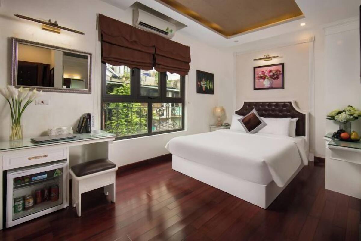 Bộ đồ giường cao cấp, chăn bông, minibar, két bảo mật tại phòng