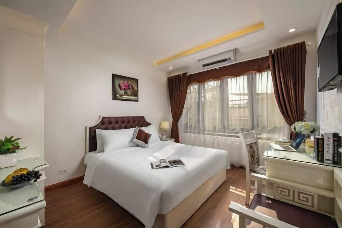 Premium bedding, down comforters, minibar, in-room safe