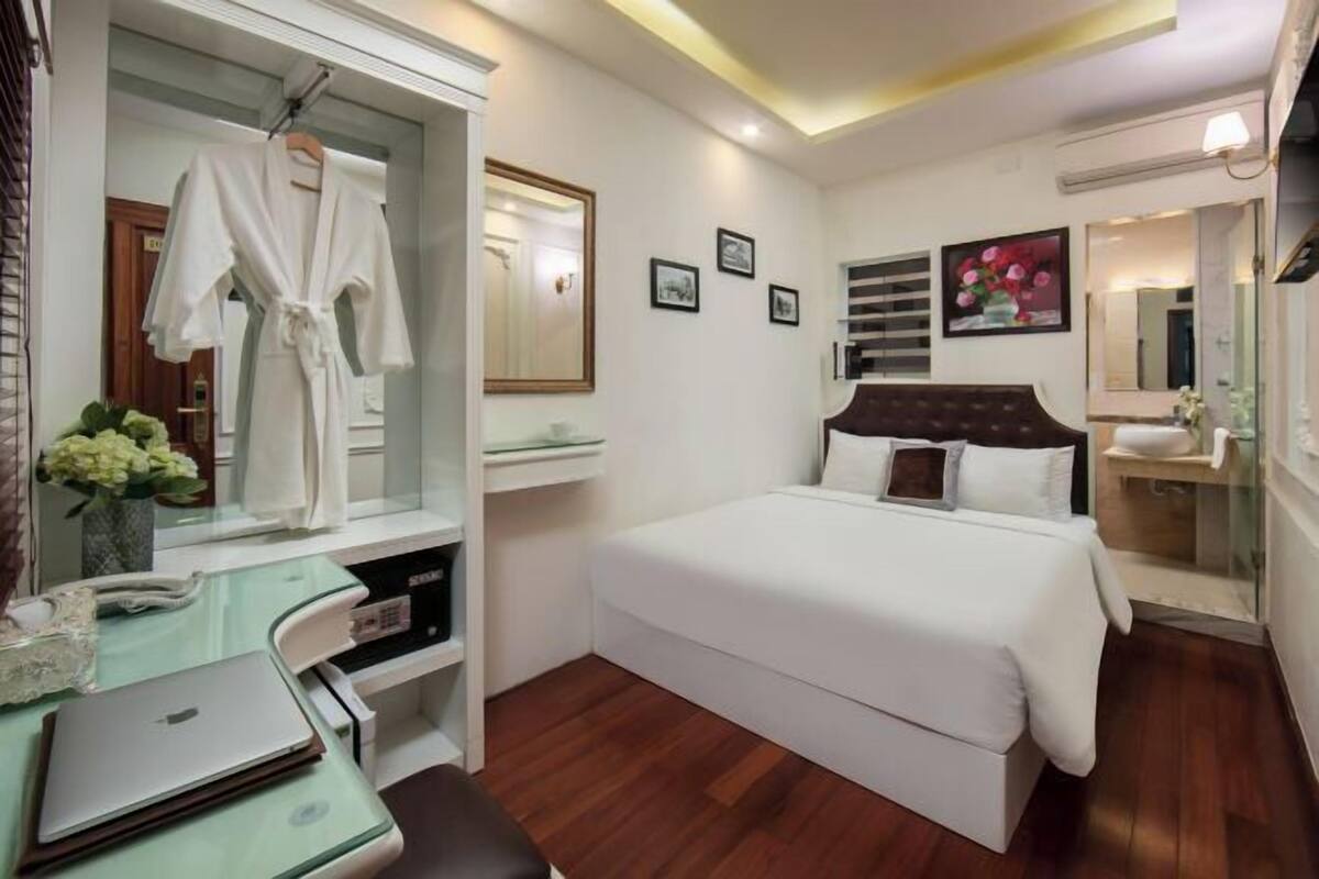 Bộ đồ giường cao cấp, chăn bông, minibar, két bảo mật tại phòng