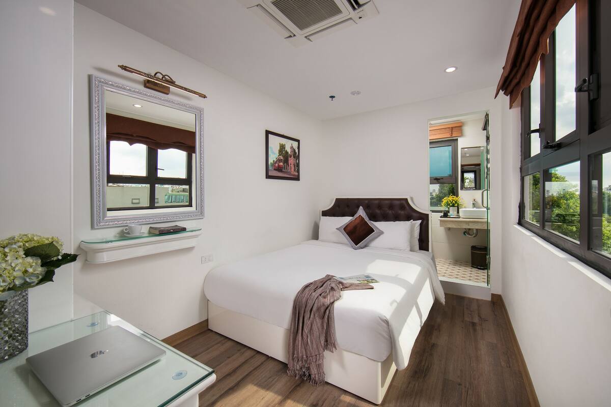 Phòng đôi Deluxe, 1 giường cỡ queen, không hút thuốc, quang cảnh hồ | Bộ đồ giường cao cấp, chăn bông, minibar, két bảo mật tại phòng
