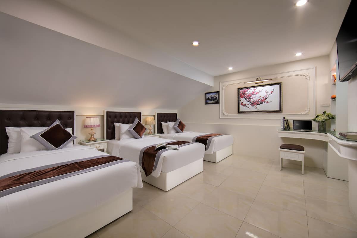 Habitación triple ejecutiva, para no fumadores | Ropa de cama de alta calidad, edredón y minibar