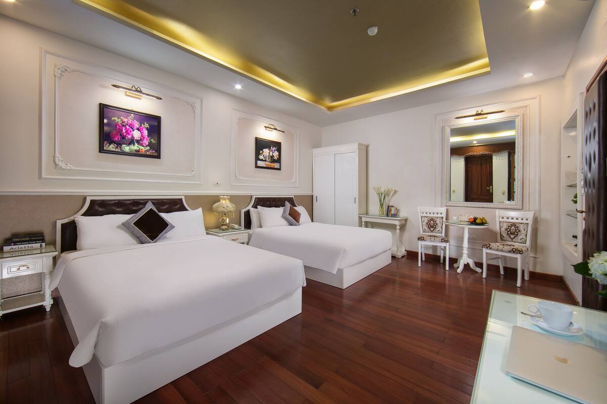 Phòng Suite dành cho gia đình, 2 giường cỡ queen, ban công, quang cảnh thành phố | Bộ đồ giường cao cấp, chăn bông, minibar, két bảo mật tại phòng