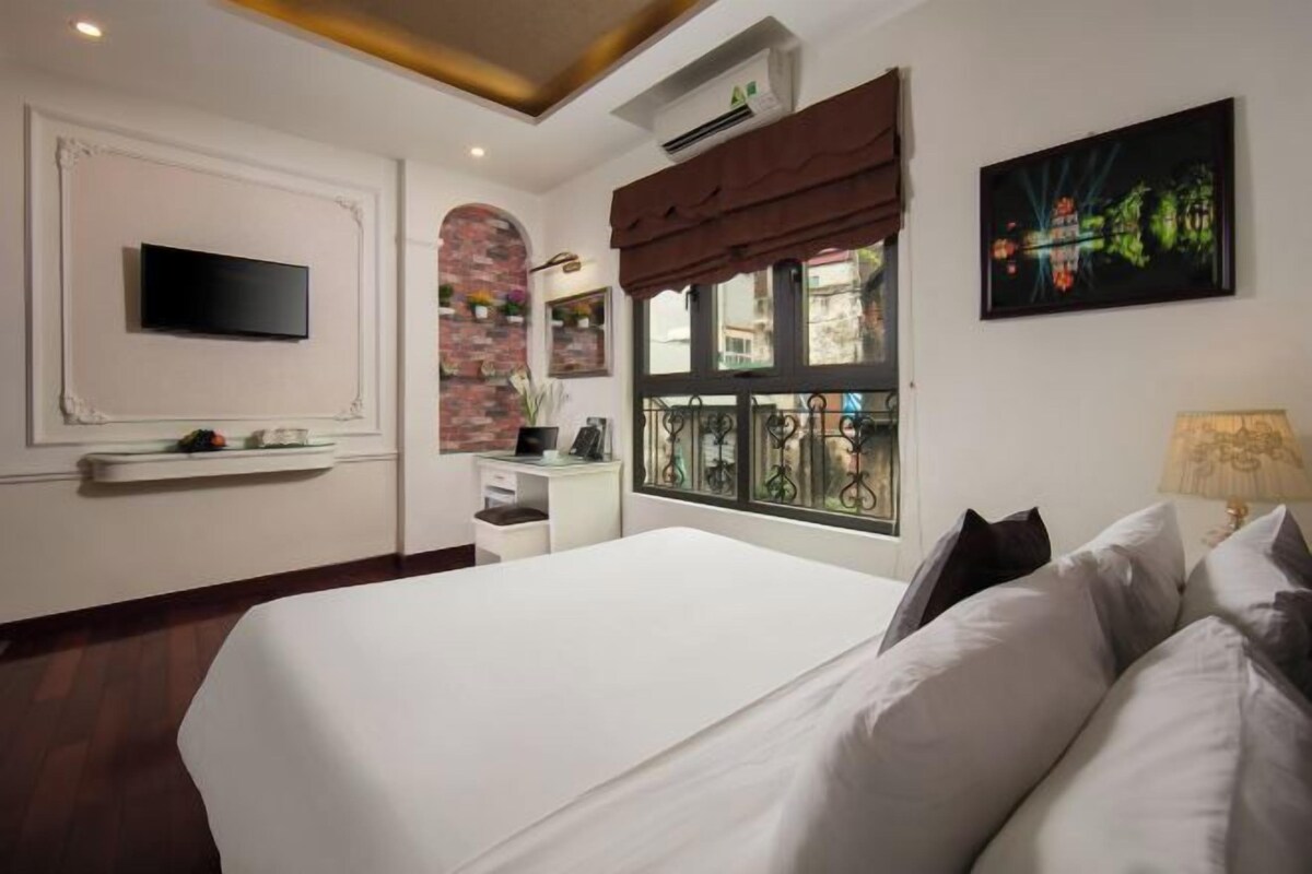 Premium bedding, down comforters, minibar, in-room safe