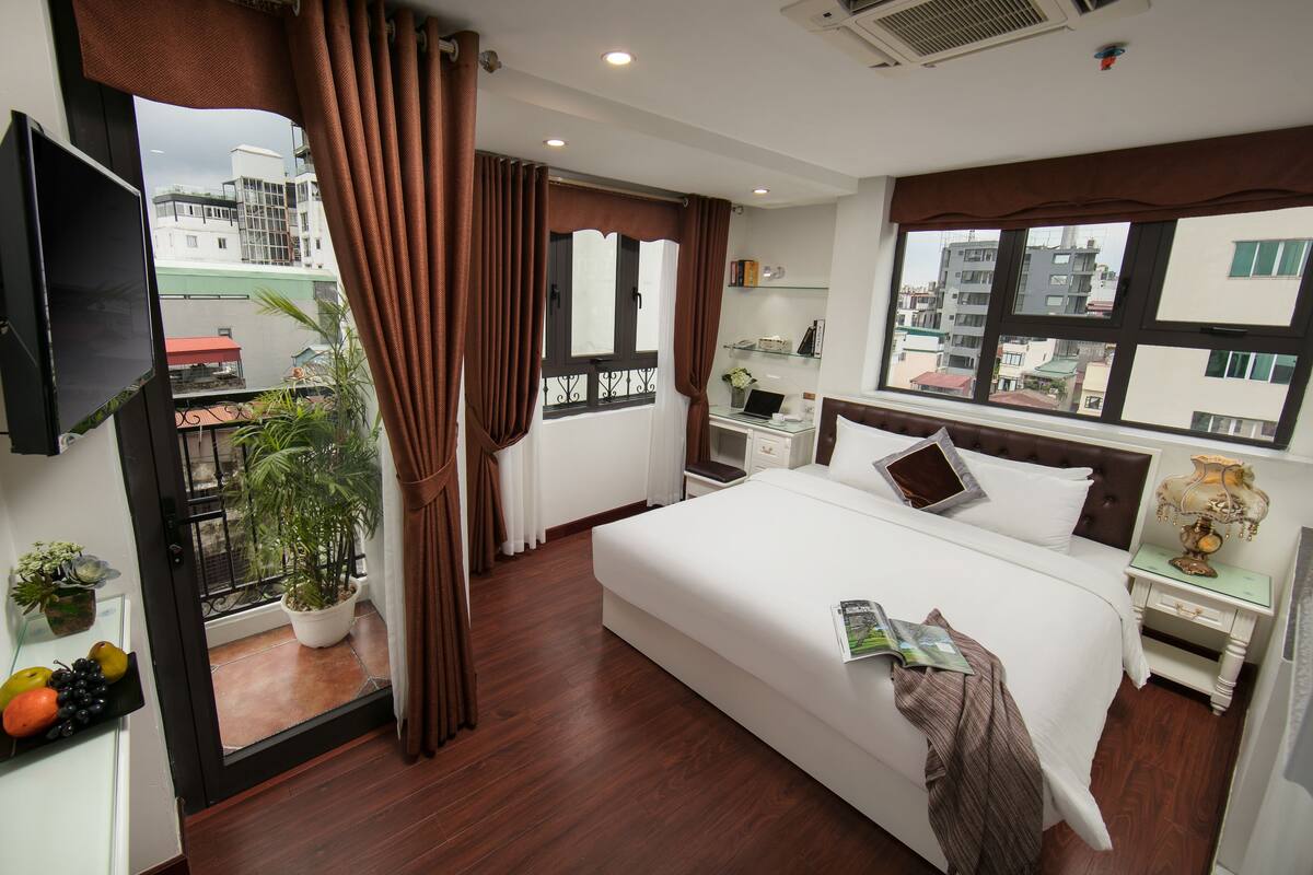 Phòng đôi Executive, 1 giường cỡ king, ban công, quang cảnh hồ | Bộ đồ giường cao cấp, chăn bông, minibar, két bảo mật tại phòng