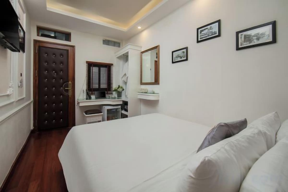 Premium bedding, down comforters, minibar, in-room safe