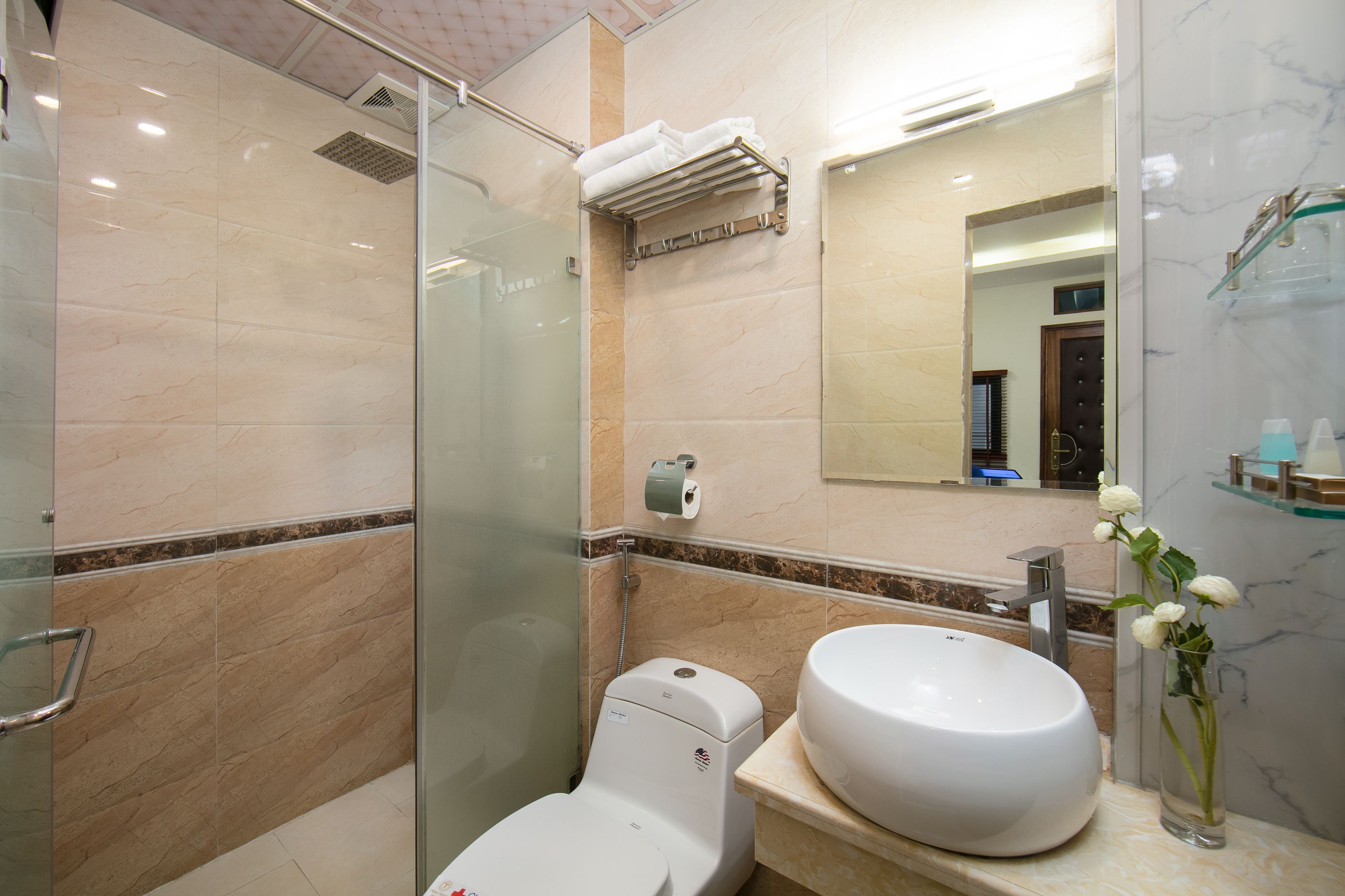 deluxe double room, 1 queen bed, non smoking | bathroom | shower, rainfall showerhead, designer toiletries, hair dryer