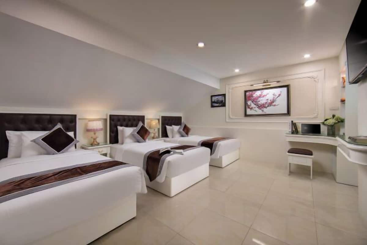 Premium bedding, down duvets, minibar, in-room safe
