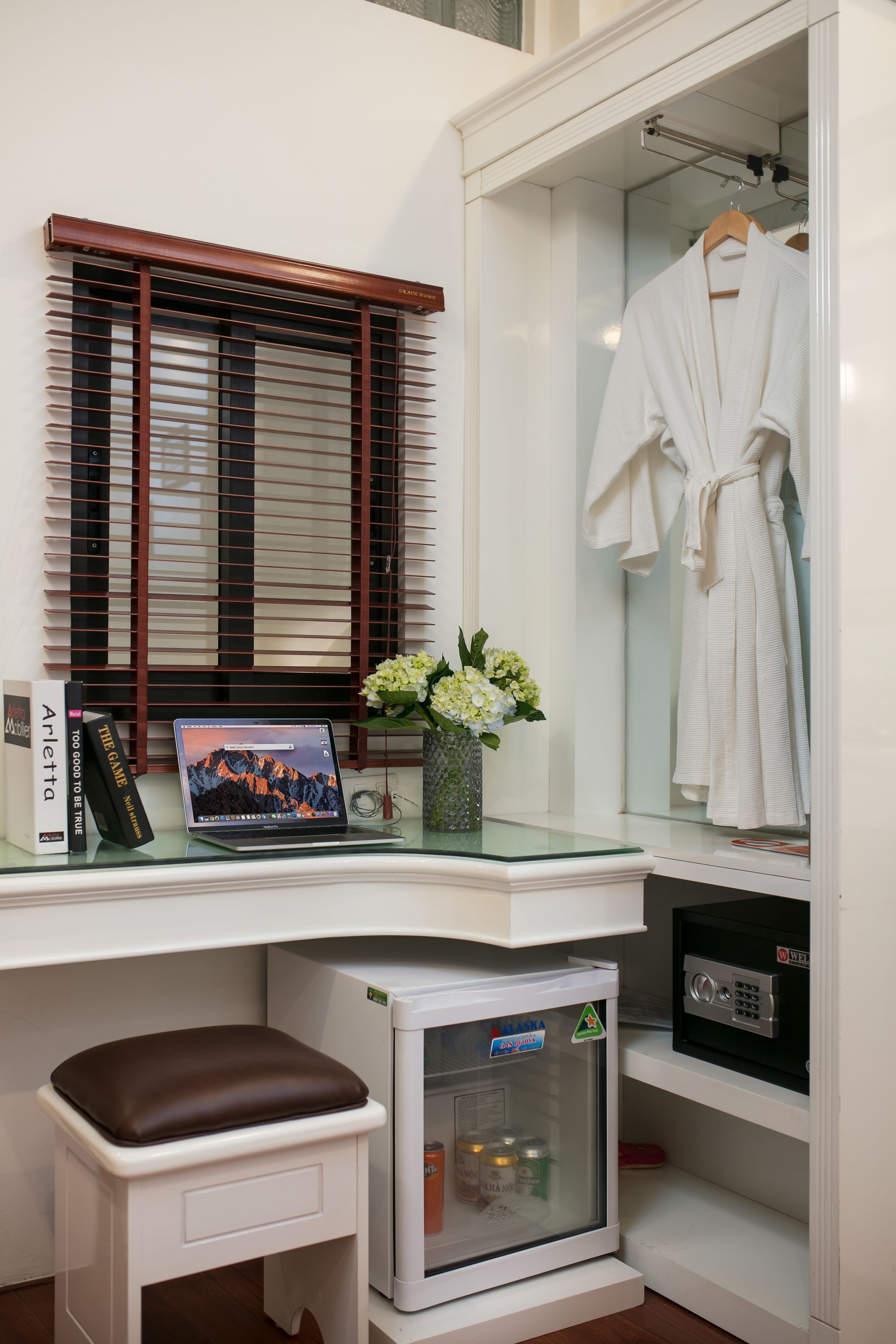 deluxe double room, 1 queen bed, non smoking | premium bedding, down duvets, minibar, in-room safe