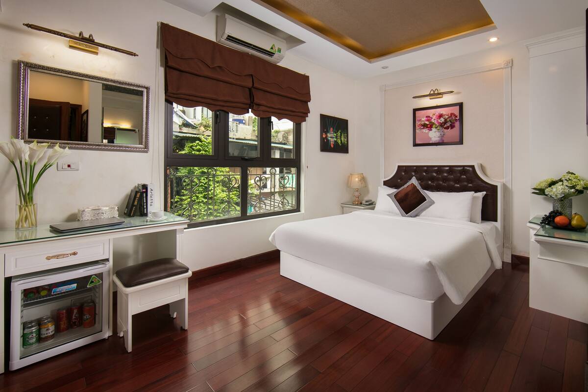 Phòng đôi Deluxe, 1 giường cỡ queen, không hút thuốc, quang cảnh thành phố | Bộ đồ giường cao cấp, chăn bông, minibar, két bảo mật tại phòng