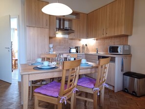 Fridge, oven, dishwasher, coffee/tea maker