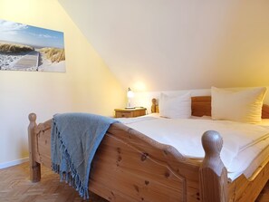 2 bedrooms, travel cot, WiFi, bed sheets