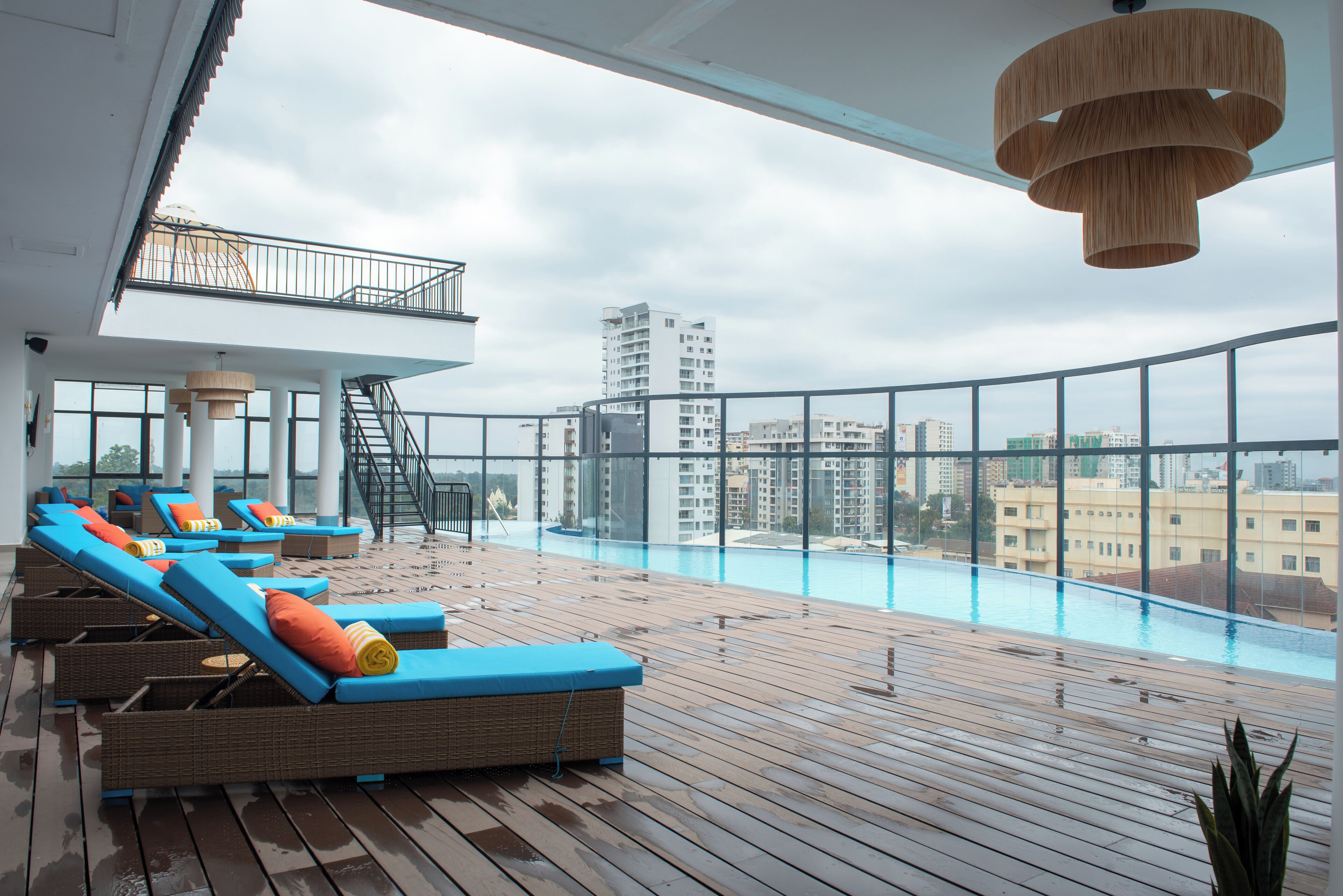 Piscine extérieure, chaises longues