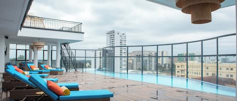 Piscine extérieure, chaises longues