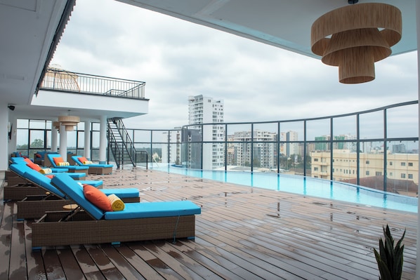 Piscine extérieure, chaises longues