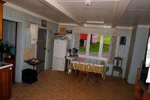 Cabaña, 6 habitaciones | Servicio de comidas en la habitación