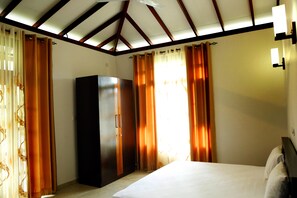 Comfort Twin Room | 1 bedroom, Frette Italian sheets, desk, iron/ironing board - The Percha Villa and Banquet (Kekanadura)