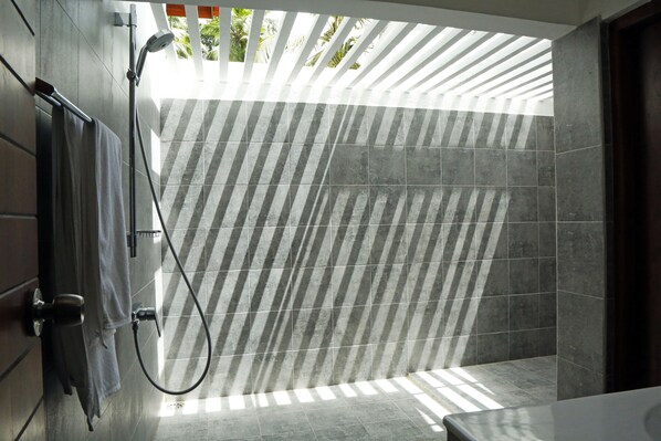 Chambre Confort avec lits jumeaux | Douche de la salle de bain