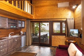 The Woodland Cottage - 2 Bedroom Villa with Sea View, Sauna & Shared Pool | Olohuone | Taulutelevisio